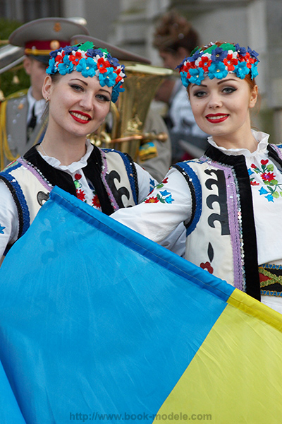 Les danseuses ukrainiennes et le drapeau national