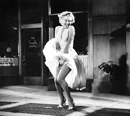 Marilyn Monroe en robe blanche dans le film Sept Ans De Reflexion