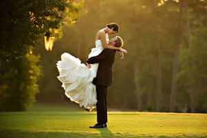 Photo de mariage dans un parc au coucher du soleil