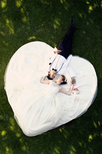 Robe de mariée en forme de coeur prise du haut d'un arbre