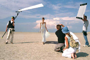 Un shoot sur une plage avec des assistants