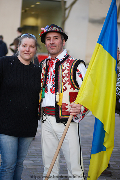 Avec le porte-drapeau ukrainien