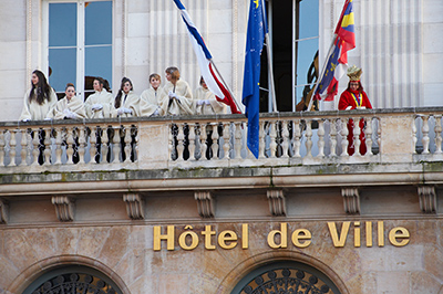 Les Reines de Quartiers 2014 au balcon de l'Hôtel de ville