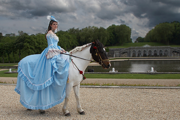 Eloise sur son cheval blanc a Vaux-le-Vicomte